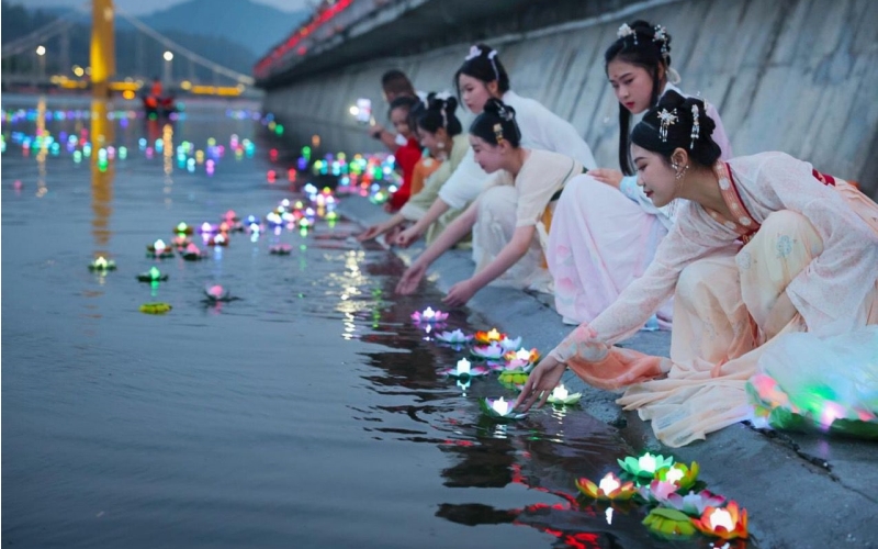 每年的农历七月七日，“织女”在天河水域放河灯，祈求好运。郧宣文摄