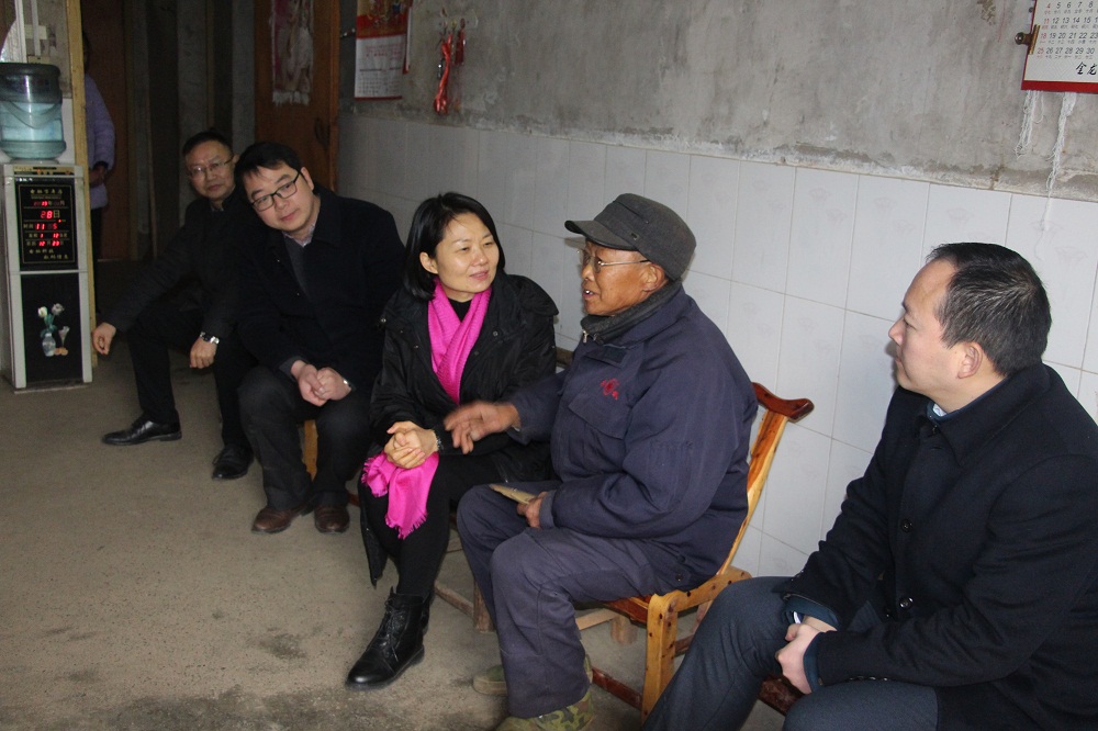 吕晓华到坪坝镇慰问贫困群众