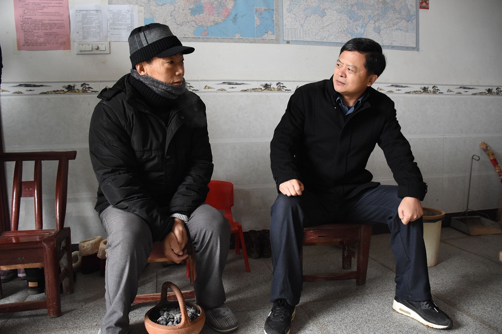 魏明超走访慰问坪坝镇老党员和困难群众