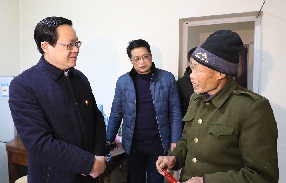 刘启华在绿林镇走访慰问贫困户