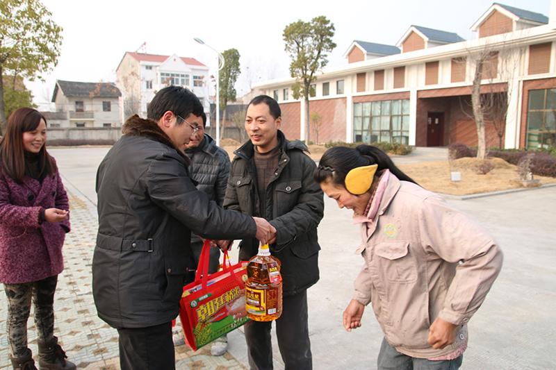 县工商局慰问帮扶困难职工
