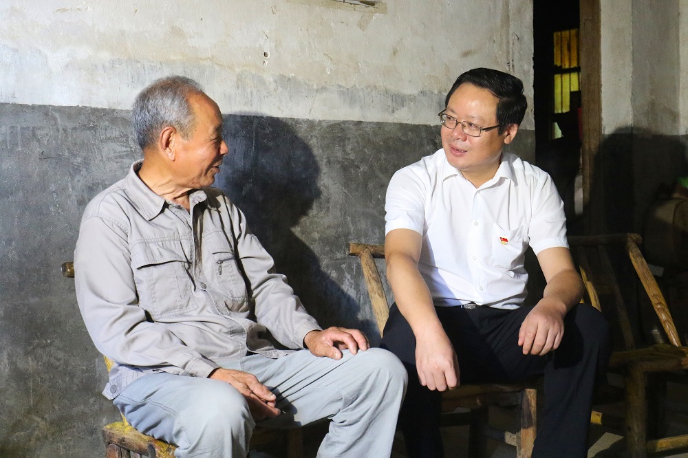 刘启华到绿林镇走访慰问困难党员
