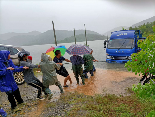 钱场镇党员干部防汛抢险在一线