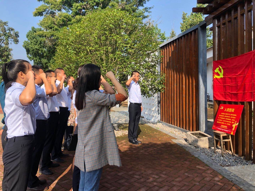 9月24日上午,绀弩小学负责人程振平率16名党员干部赴张文秋故居