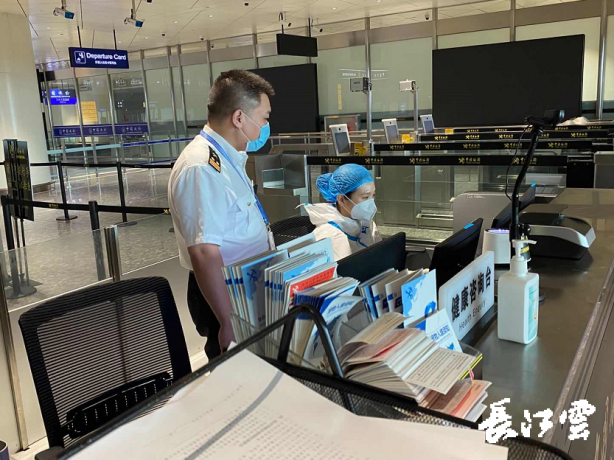 王锐:身着战袍 仍坚守国门一线