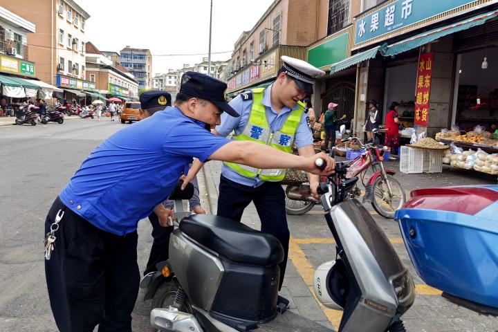 规范停放车辆，维持良好道路秩序