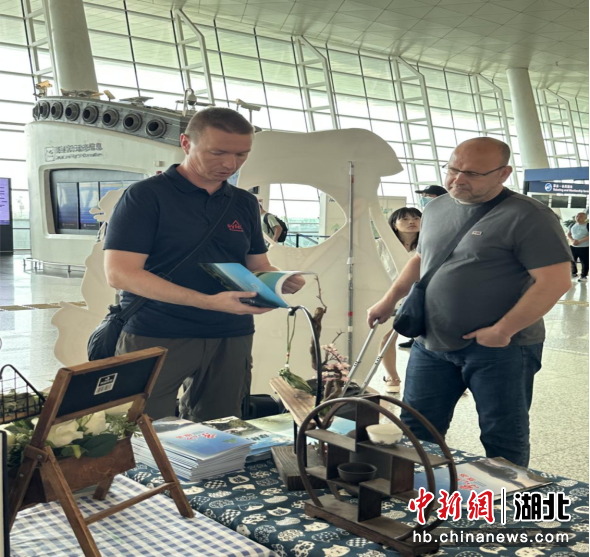 外国乘客在展区了解京山文旅项目