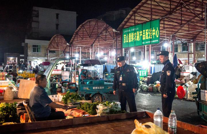 凌晨时分，民辅警在农贸市场开展巡逻
