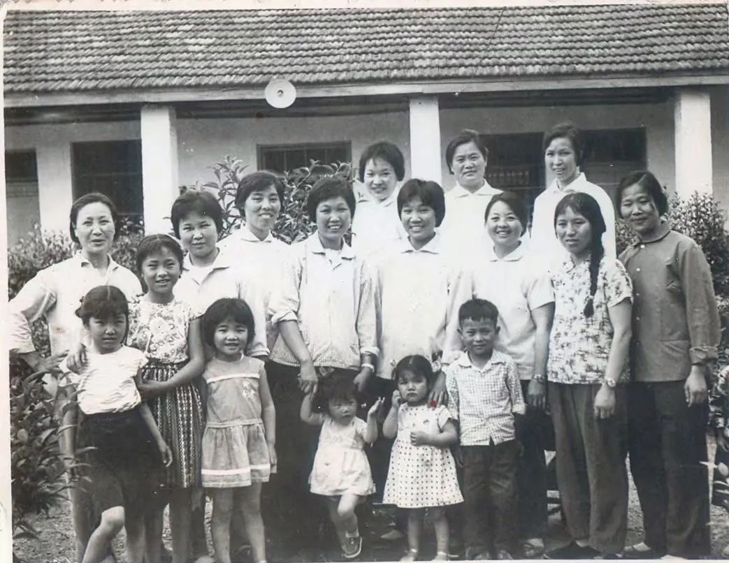 1975年全体教职工合影.jpg 图片