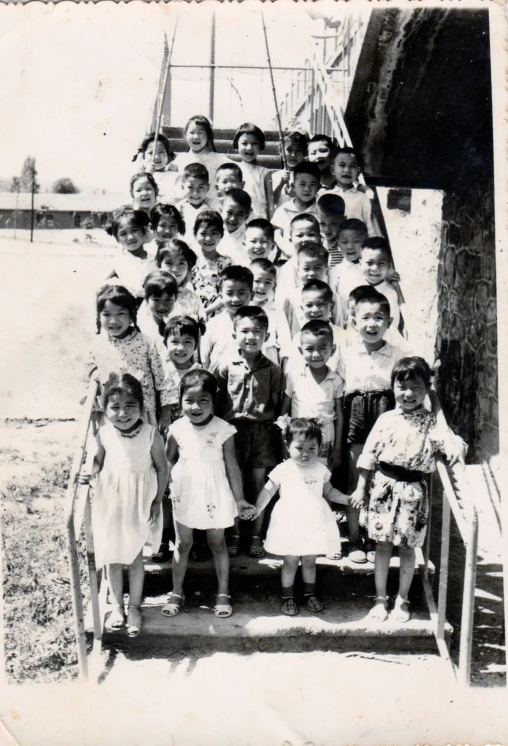 1976年幼儿春游活动.jpg 图片