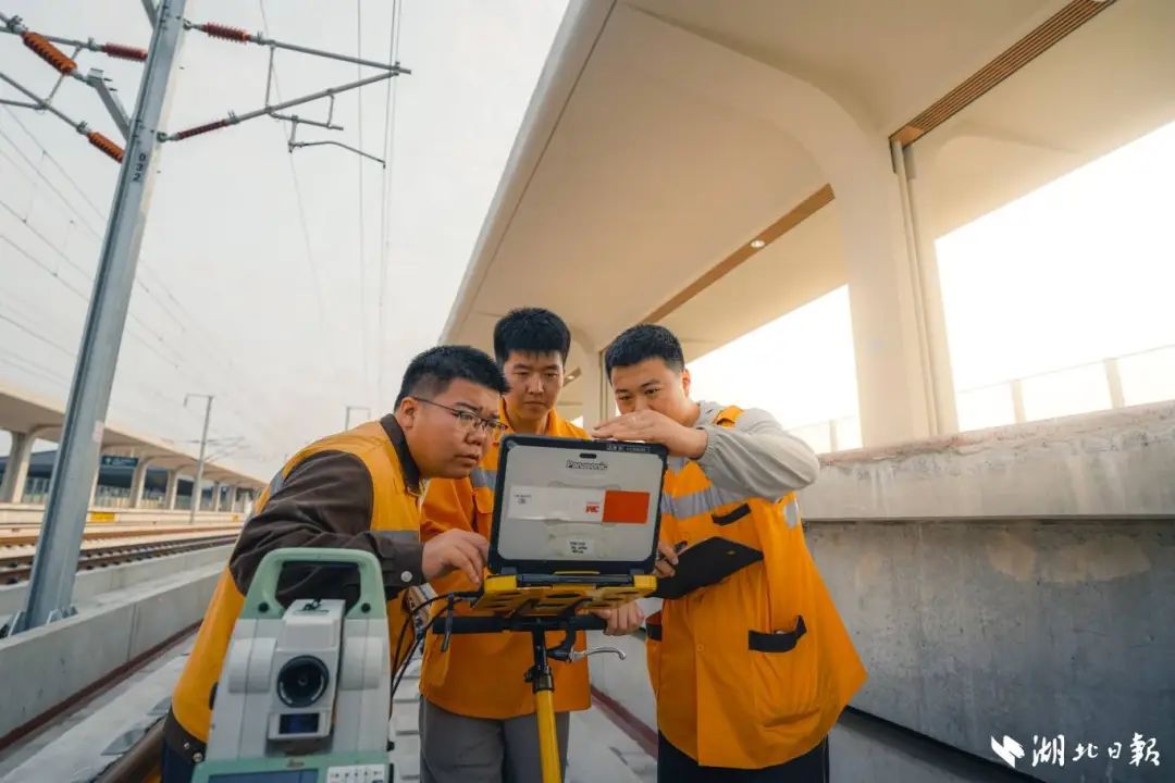 襄阳工务段职工检测襄荆高铁轨道设备。（湖北日报客户端通讯员 李垚骏 摄）.jpg