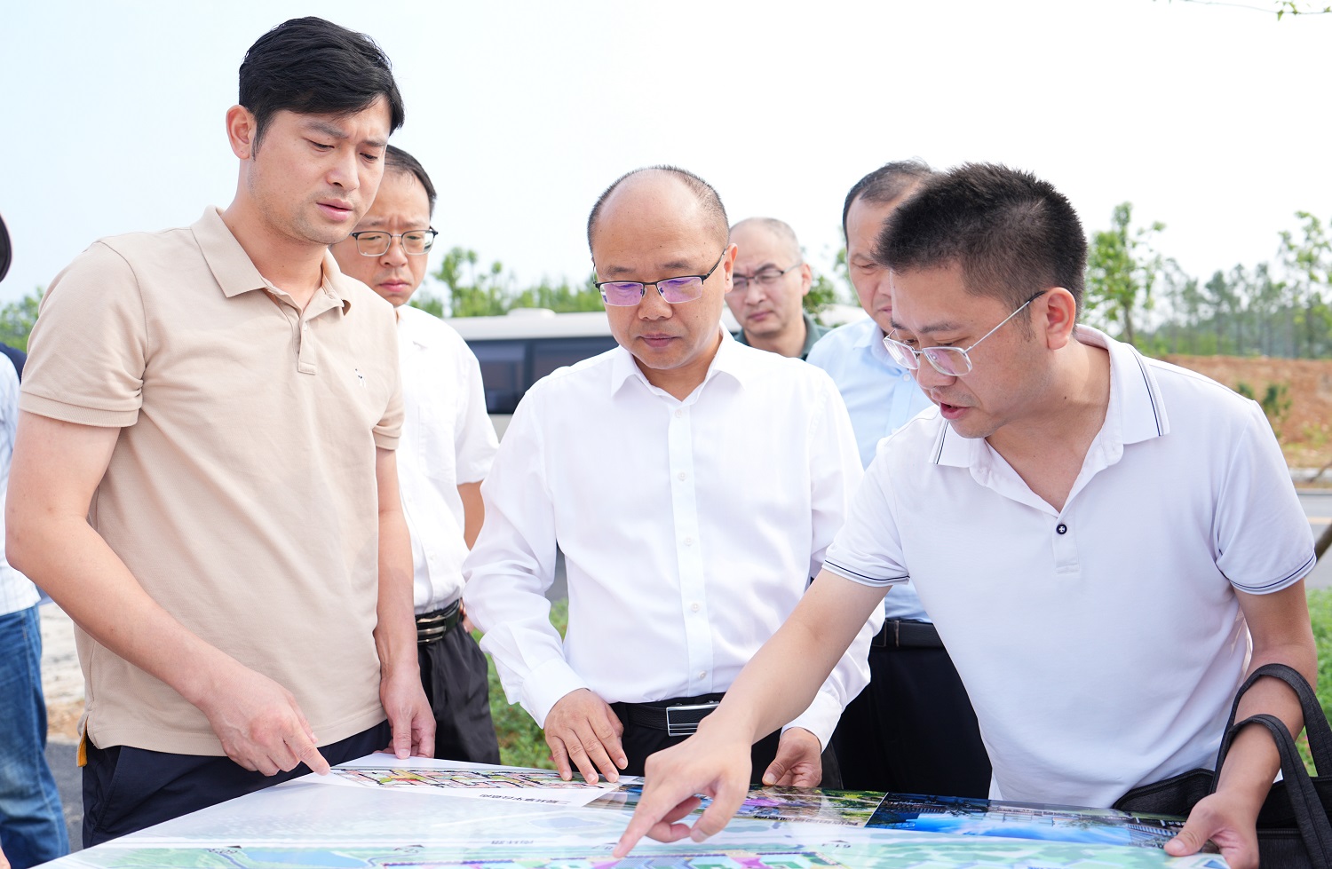 何洪涛调研网球数智产业园项目选址工作