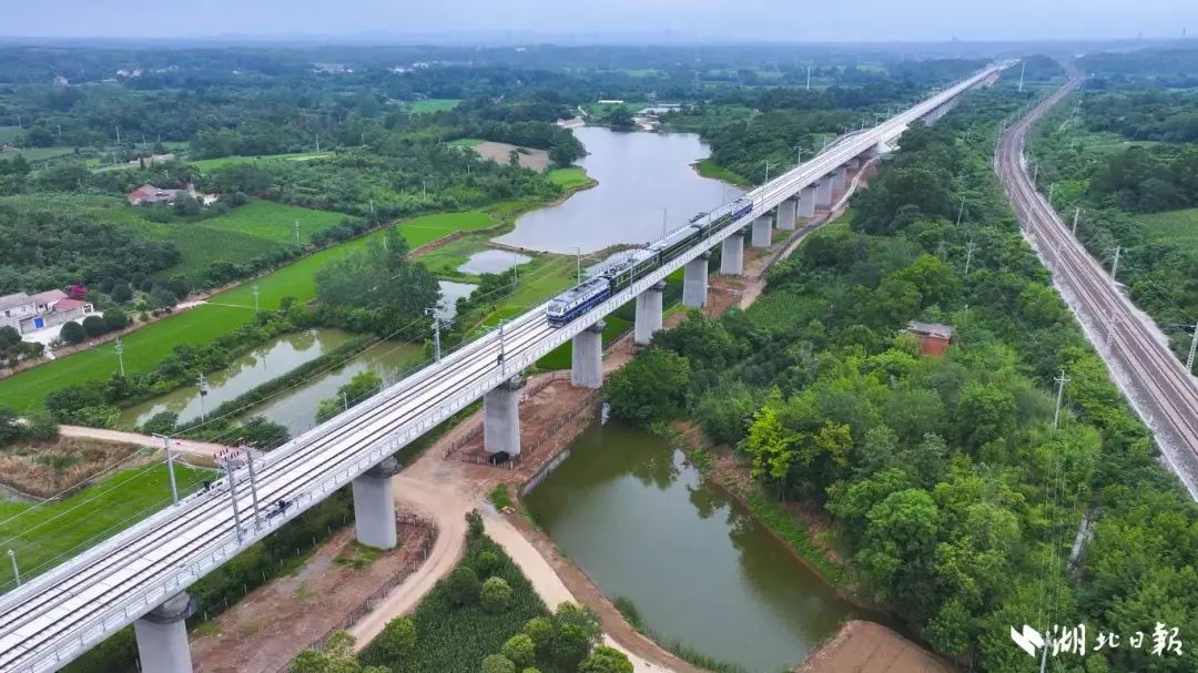 6月18日，检测列车55163次在襄荆高铁行驶。（湖北日报客户端通讯员 陈龙 摄）.jpg