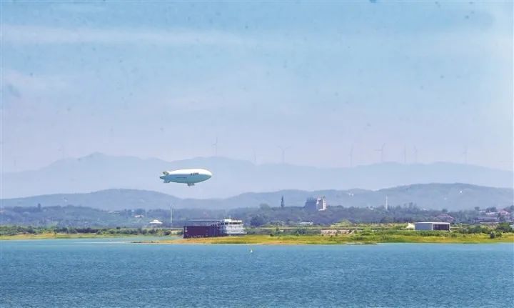 “祥云”AS700载人飞艇在漳河上空翱翔。 本报资料图片