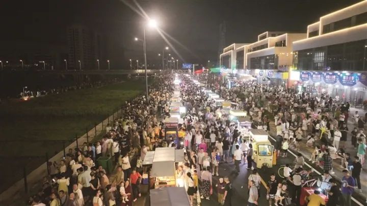 “农博汇・京山里”夜市现场。侯庆保 摄