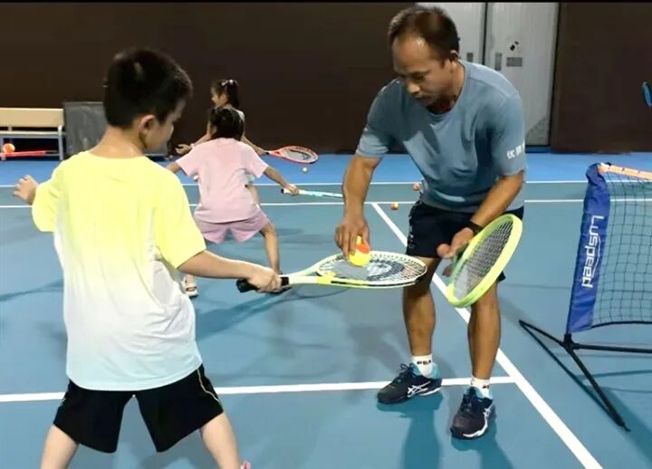 李柳(右)在教学。