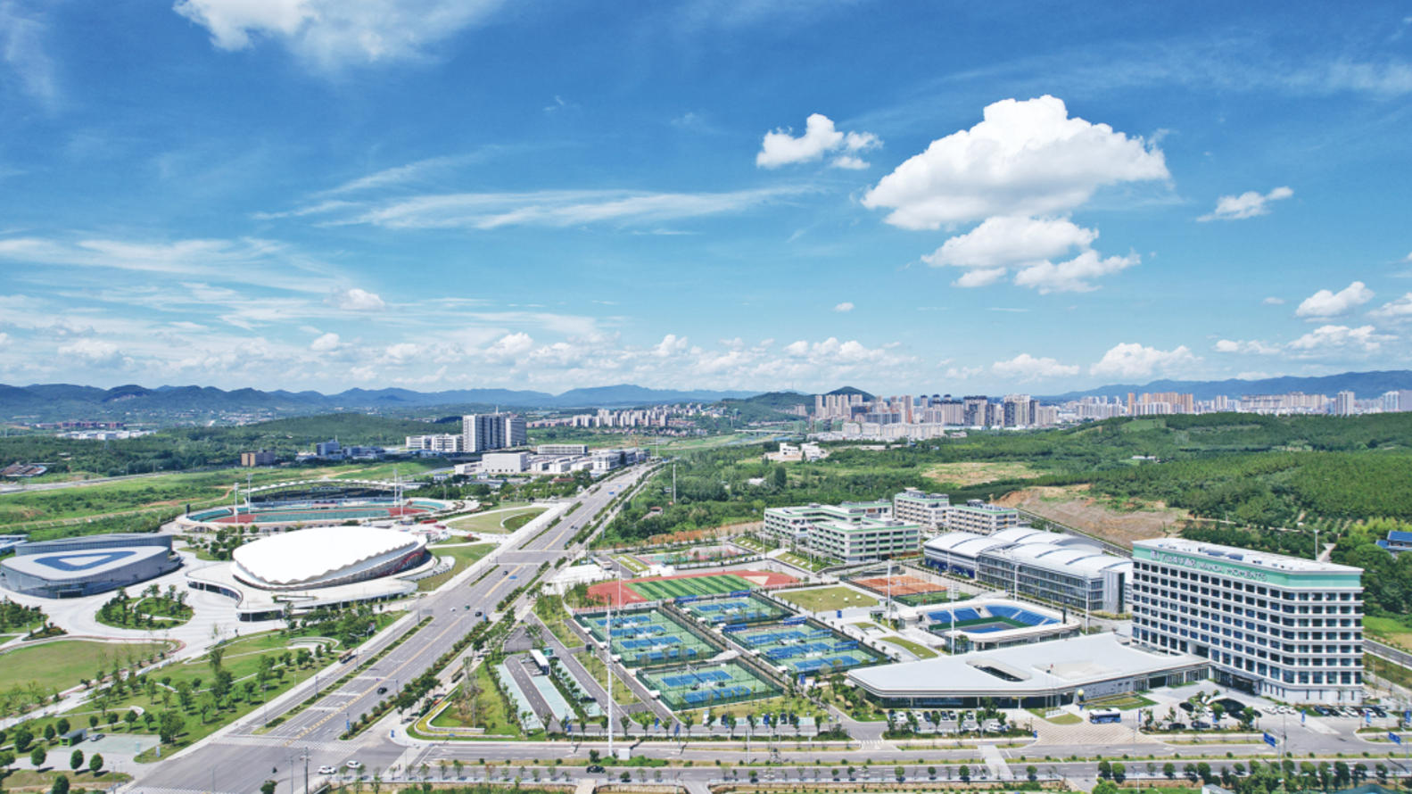 坐上高铁去京山 打球泡汤全免费