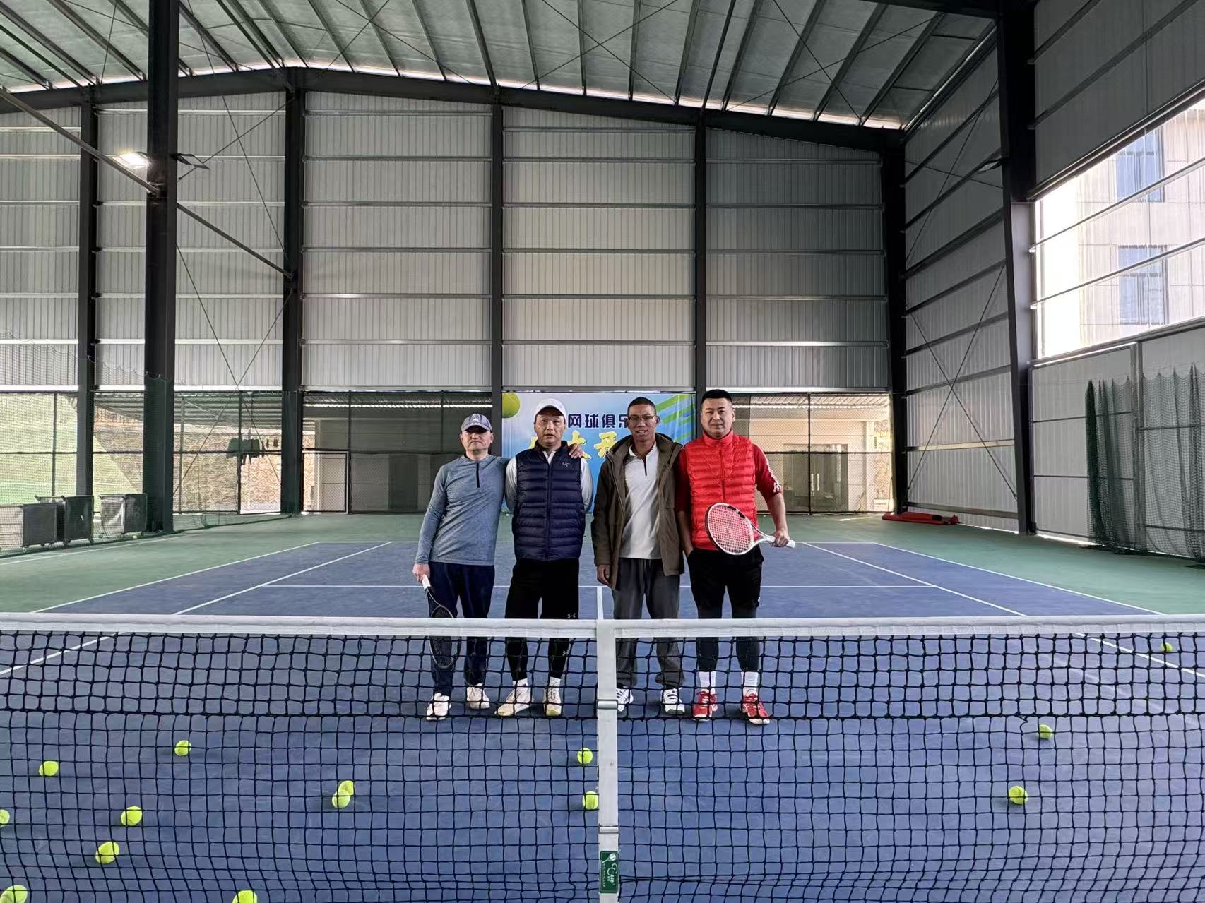 【新春走基层】一位64岁网球教练的“发球局”：从乡村球场到俱乐部主理人