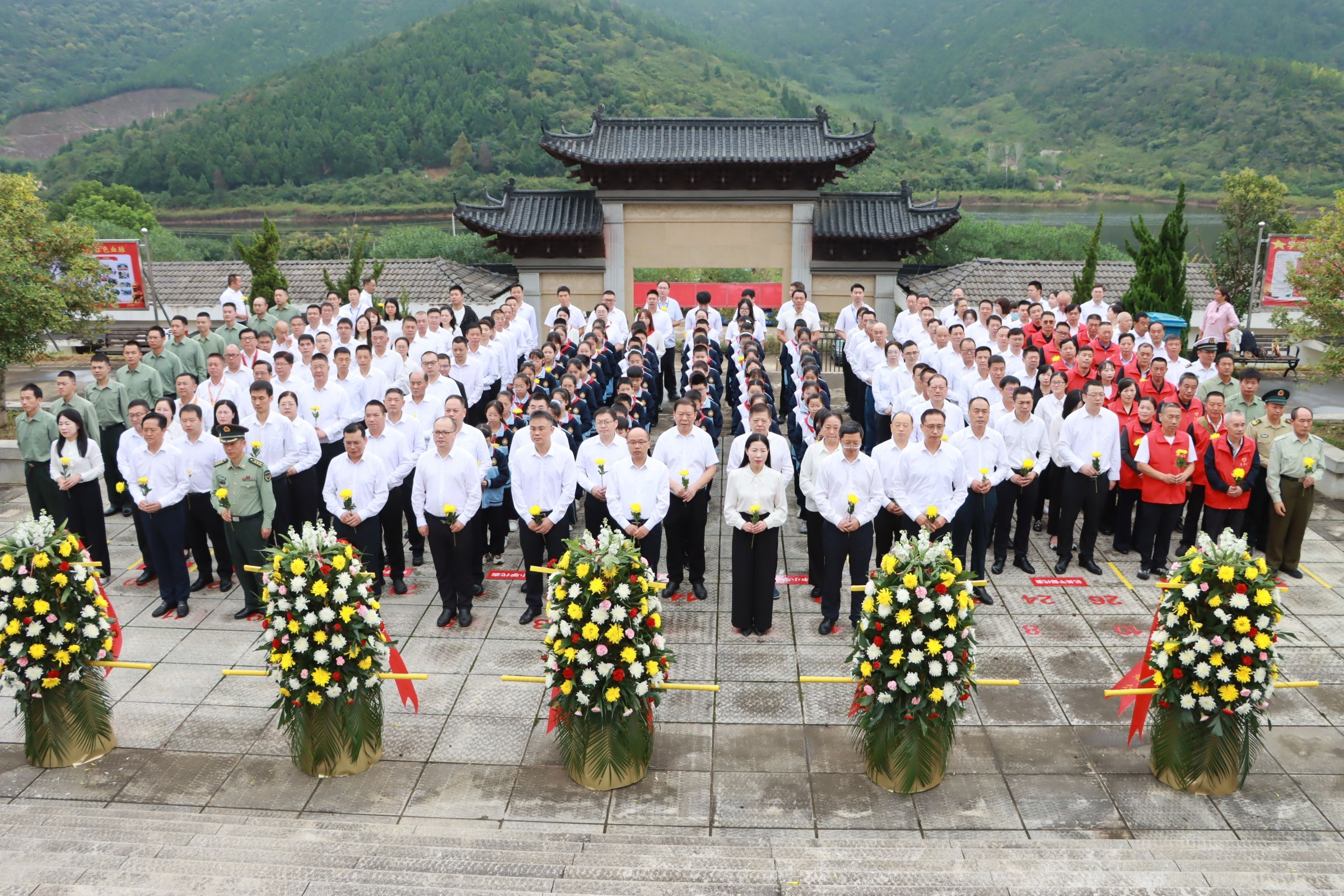 京山市举行烈士纪念日向烈士敬献花篮仪式