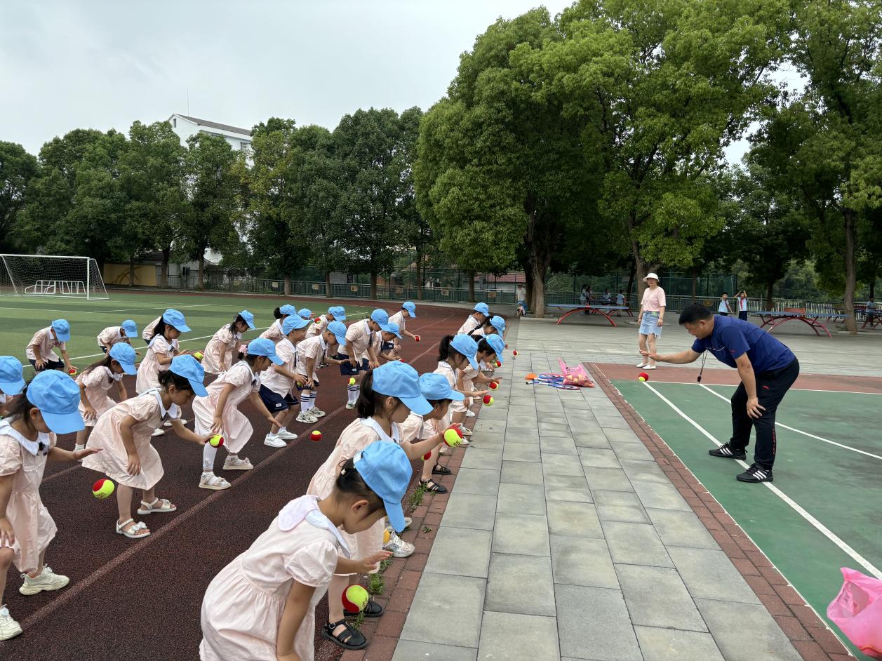 永兴小学开展幼小衔接“牵手”活动264697f842ea249f48d41ab71eb0e5797