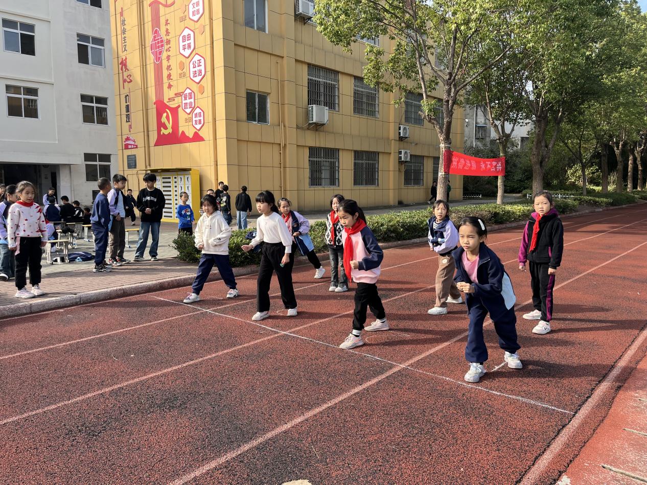京山市永兴小学：运动赛场燃激情 学生健儿展风采3f350873fd89046b9ae9bcb209c788ece