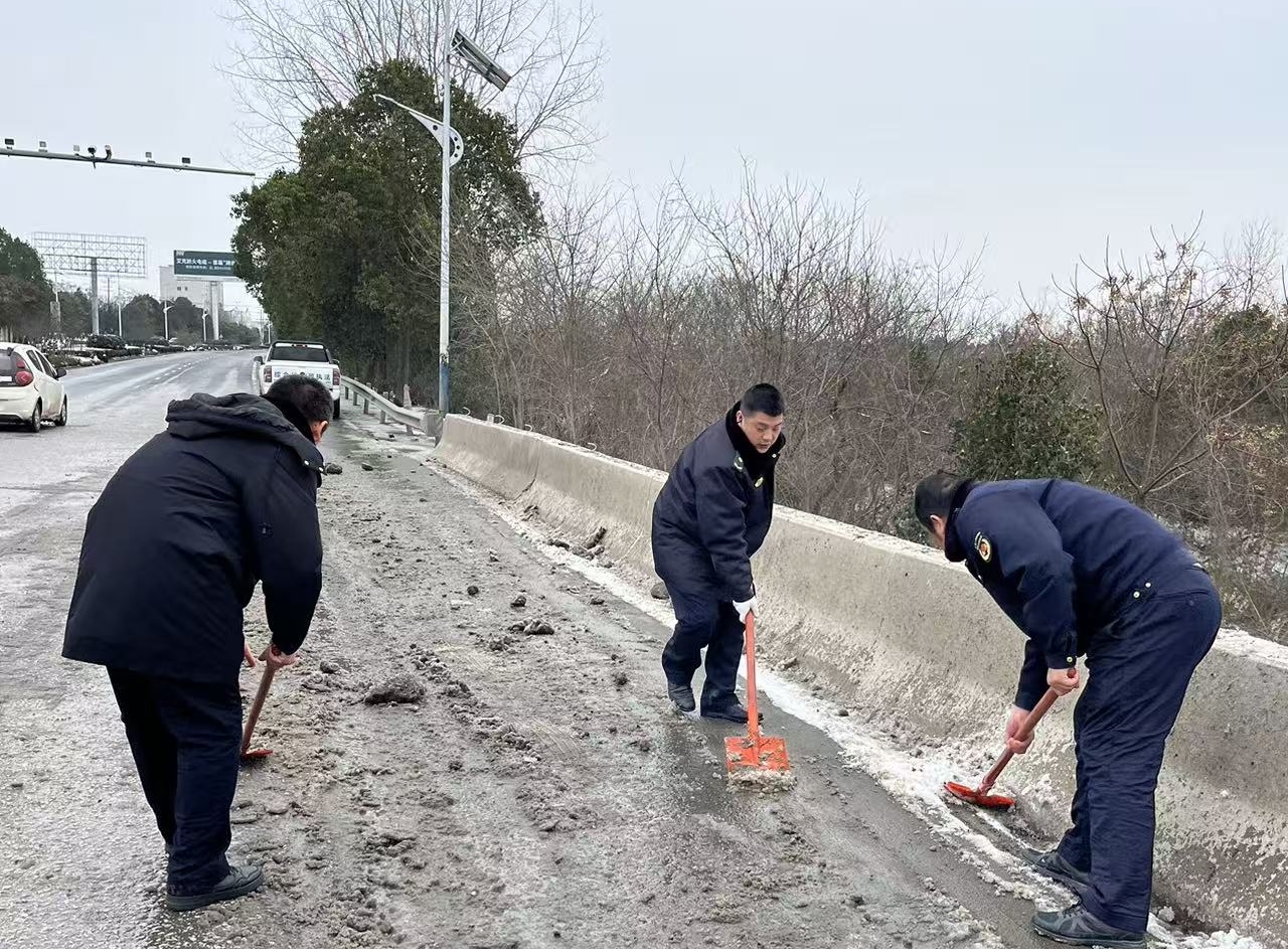 京山市永兴街道综合执法中心：以雪为令 筑牢安全防线59841cce596c243e9897be2e4cc7ca3bf