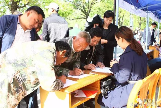 京山举办精准扶贫劳务输转助推民营企业发展大型人才招聘会