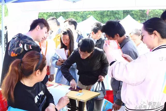 京山举办精准扶贫劳务输转助推民营企业发展大型人才招聘会