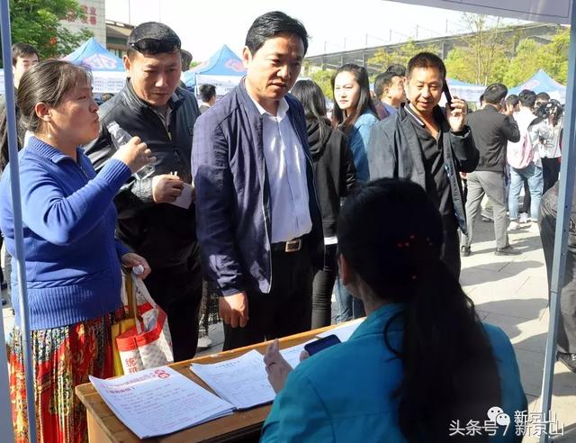 京山举办精准扶贫劳务输转助推民营企业发展大型人才招聘会