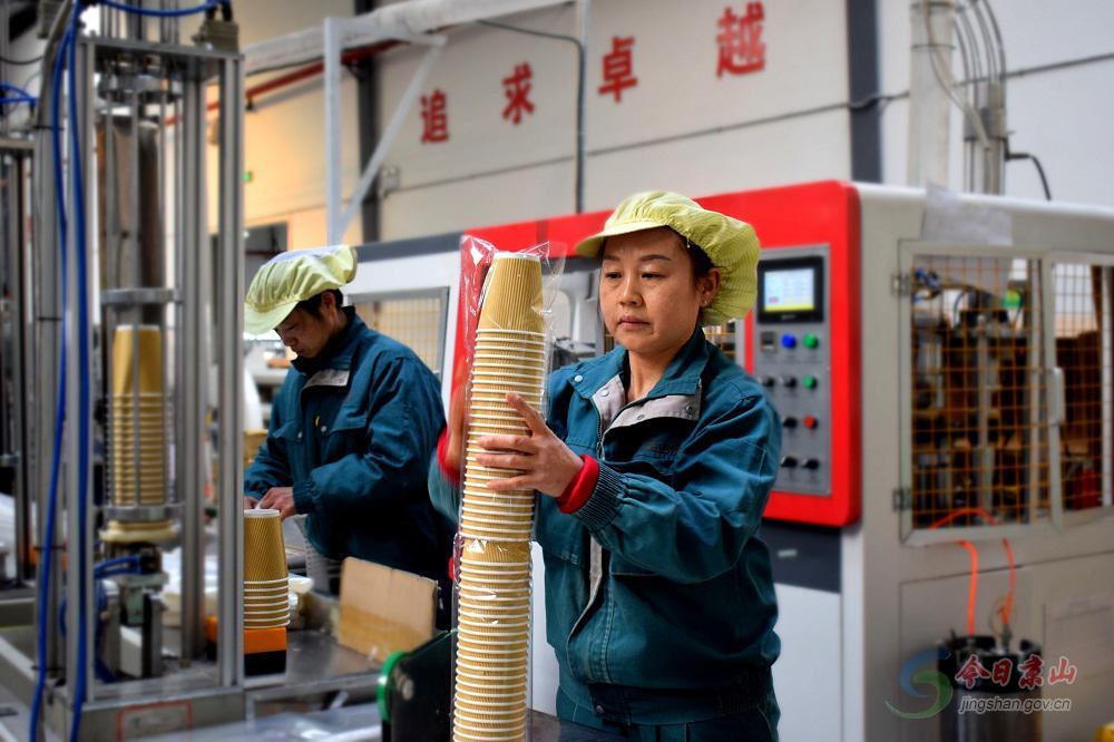 新春走基层我县新媒体小组走进工业园区企业