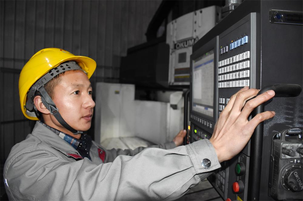 【新春走基层】 黄圣:学无止境操作工_今日京山新闻网