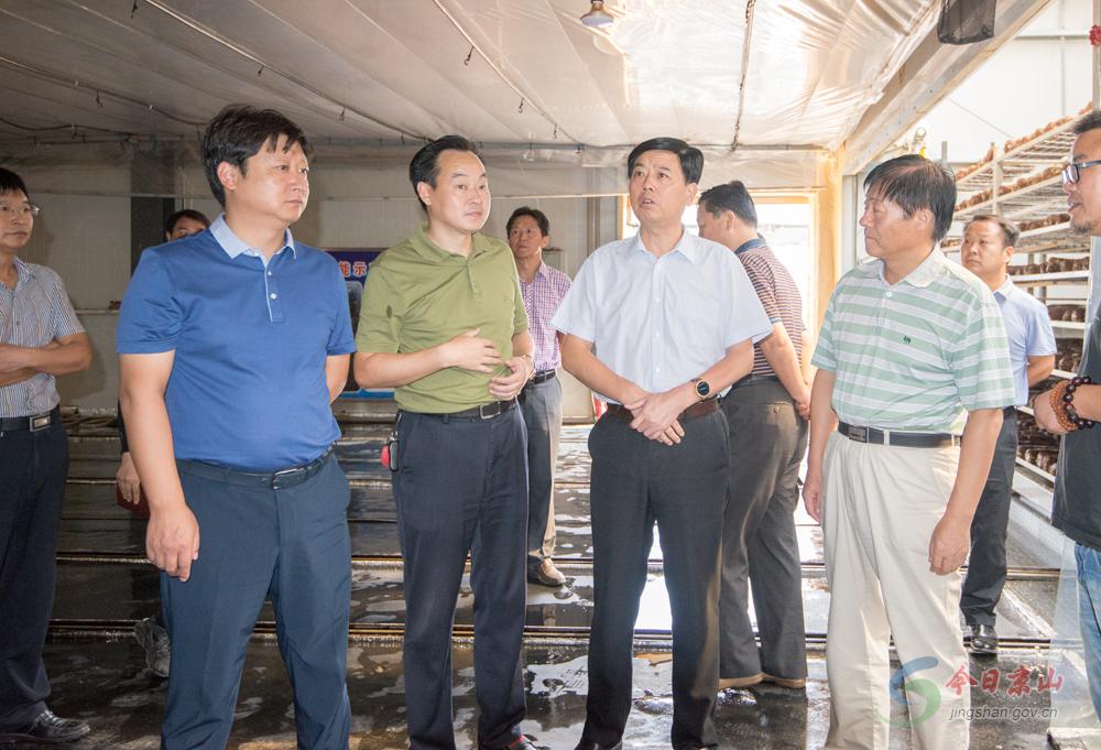 郑中华充分肯定我县秋冬农业开发和易地扶贫搬迁工作