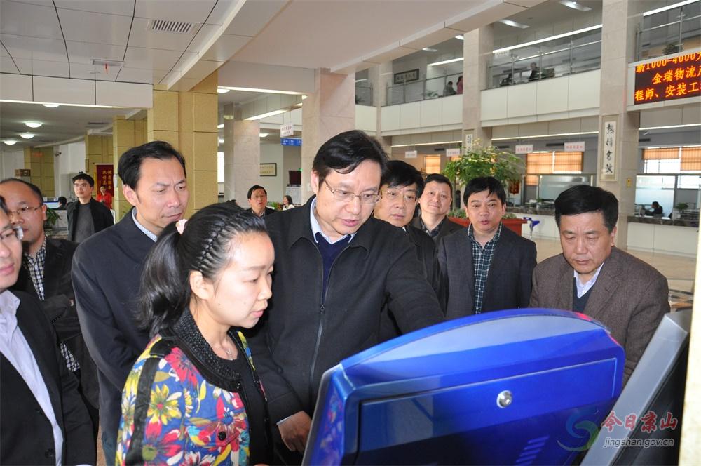 薛红文调研我县全面从严治党向基层延伸工作