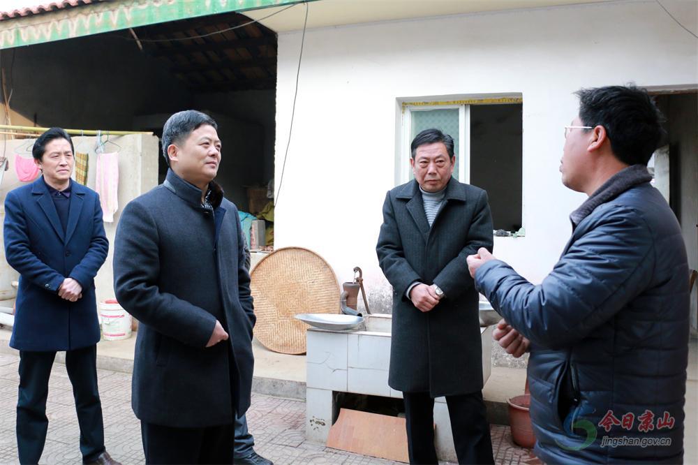 魏明超到坪坝镇走访慰问贫困户