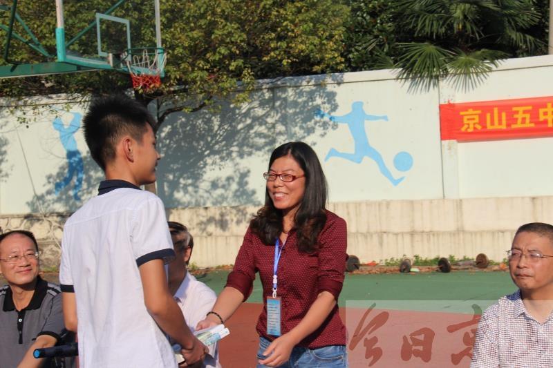 9月14日下午,京山五中在运动场举行了秋季开学典礼,校长黄山花寄语