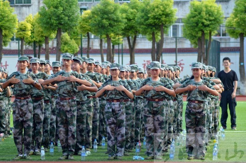 京山二中2015级高一新生参加军训