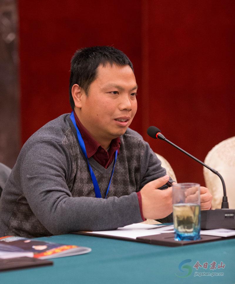 王显祥介绍京山经济社会发展情况胡小国主持座谈会