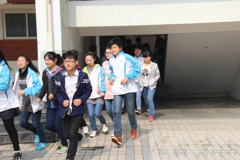 京山五中开展校园安全演练活动