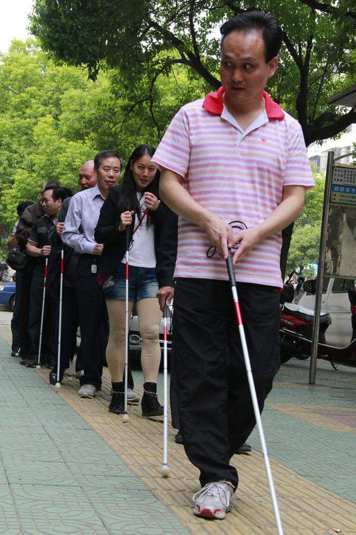 盲人节20余名盲人走出家门体验社会服务