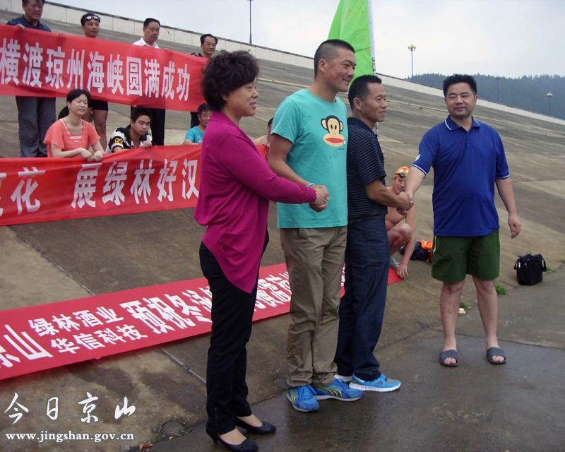 涛(左二)和杨猛进(右二)横渡琼州海峡的出征仪式在惠亭水库大坝上举行