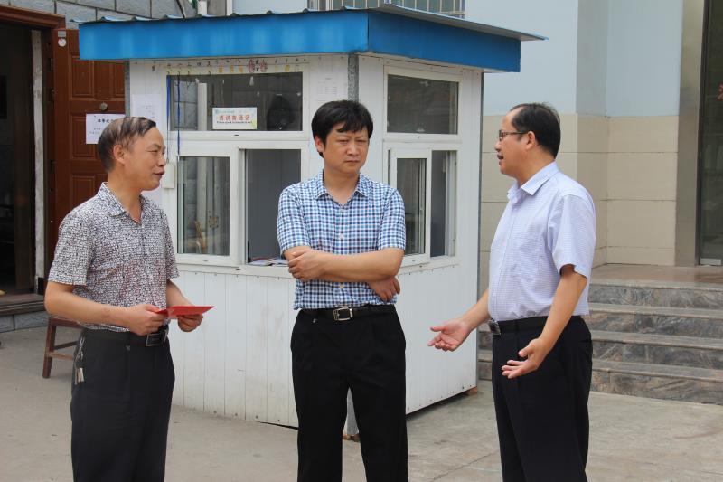 王显祥看望慰问教师