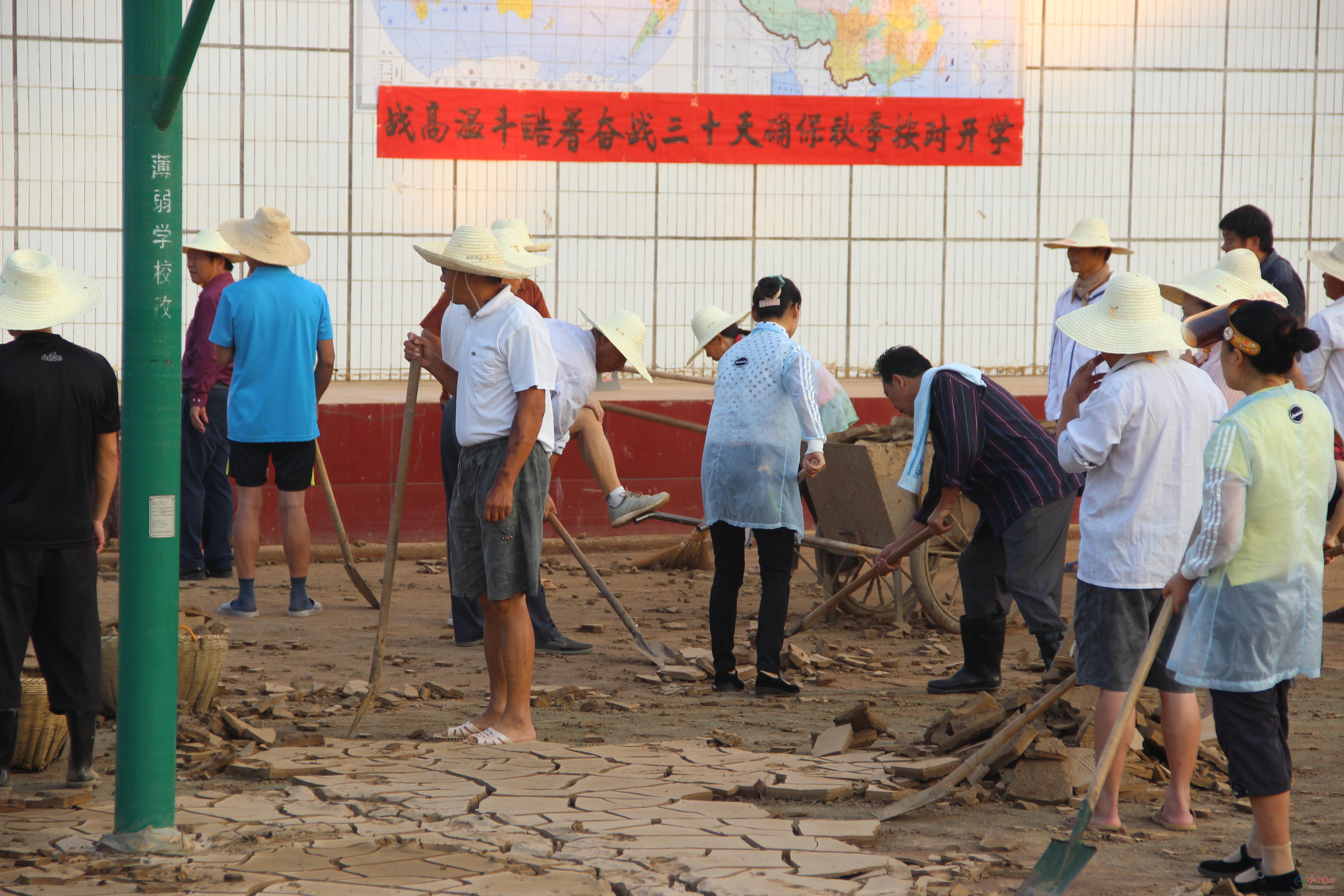 坪坝中学全力清淤自救_今日京山新闻网