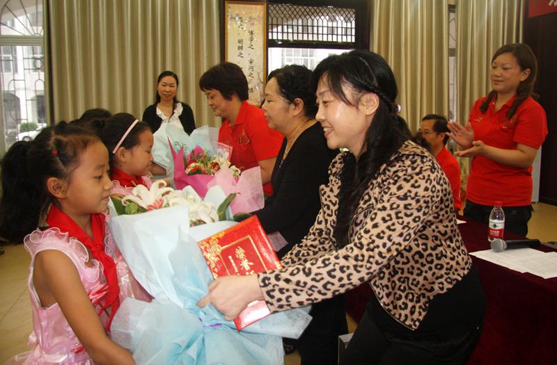 9月9日,京山小学庆祝第27个教师节,校长黎红霞与中青年教师,退休教师