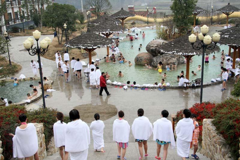 元月11日,30辆旅游大巴陆续驶入京山缘汇温泉景区,1500多名来自武汉
