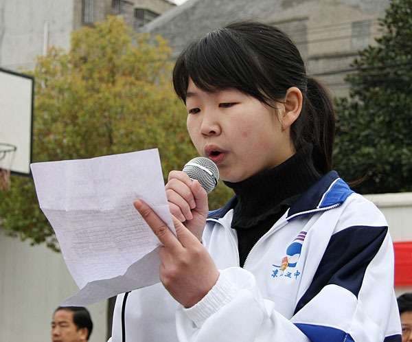 青年干警等参与的"珍爱生命,远离毒品"大型签名活动在京山五中举行