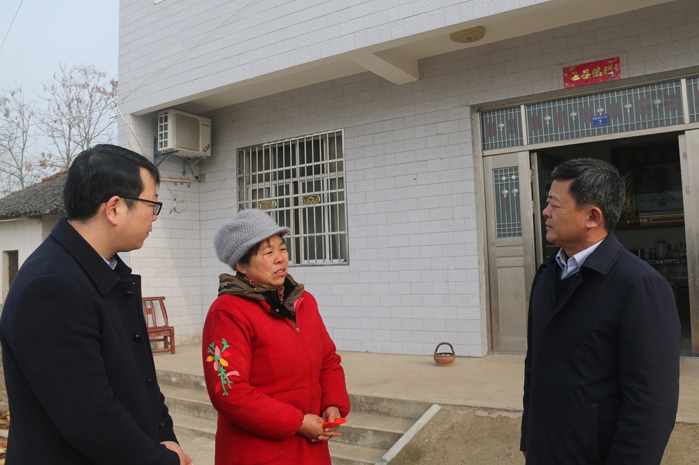 市委副书记,市长魏明超在坪坝镇慰问贫困户喻德华家属