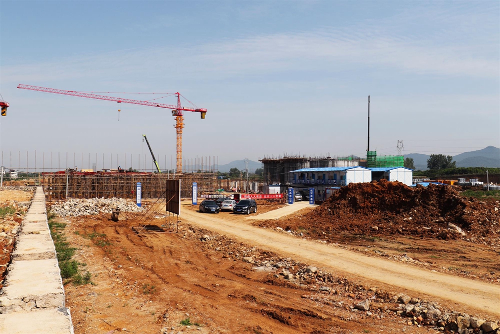 目前,综合楼,职工倒班楼主体工程建设已完成,正在进行装修设计;5号,6