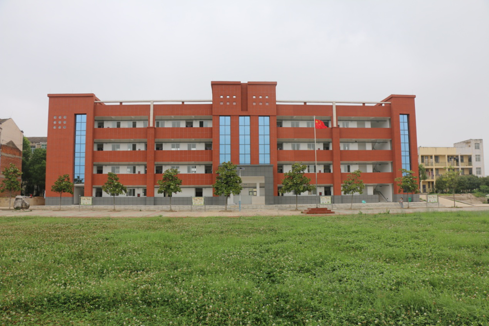 石龙中学新教学楼完工